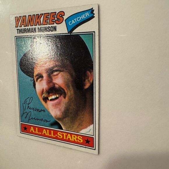 Topps Yankees Trading Card - Blue, Red, Orange Thurman Munson 1977 mint - Picture 2 of 3
